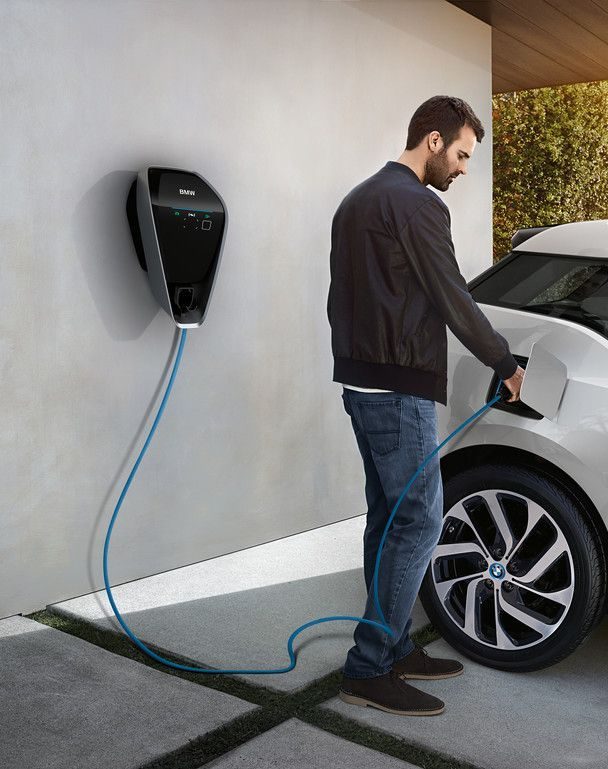 Cargador eléctrico instalado en un garaje o exterior. recarga coche eléctrico con cargador eléctrico. Carga rápida