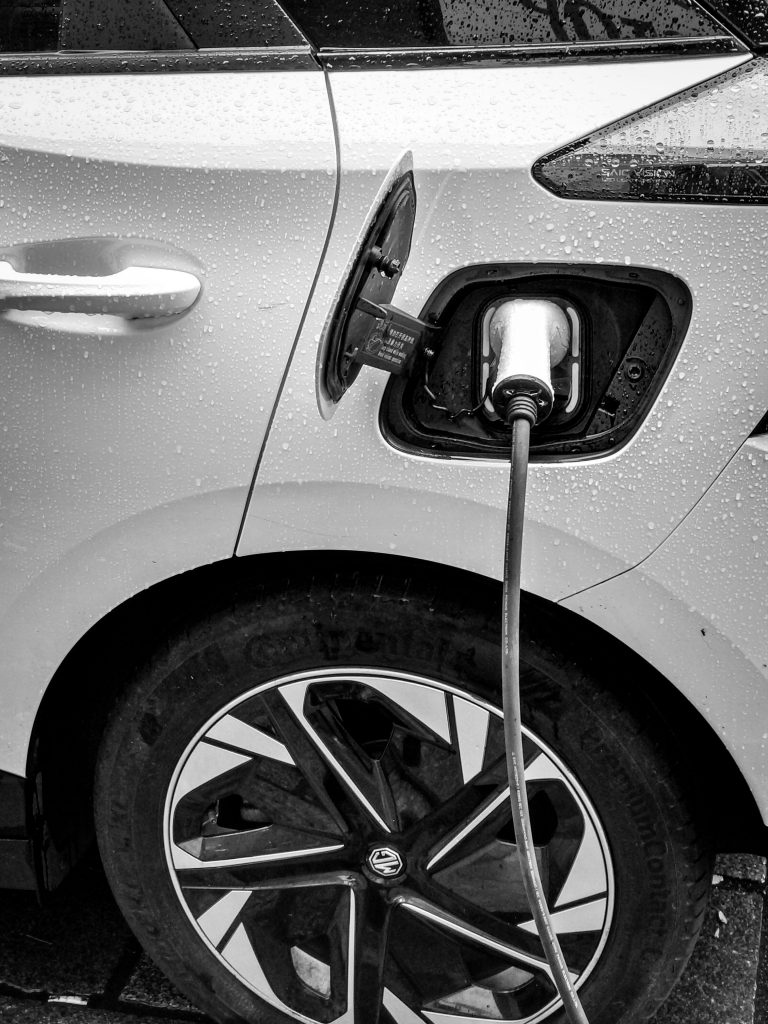 Cargador eléctrico para coche electrico o hibrido. carga rápida y eficiente de coches eléctricos.